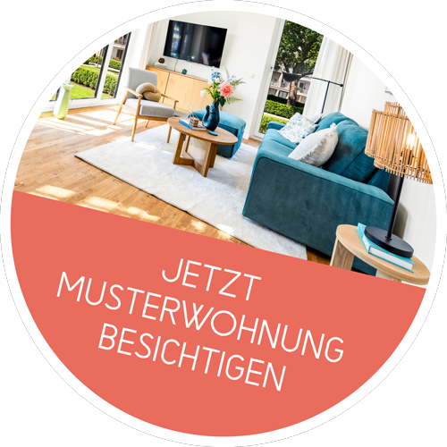 Helles Wohnzimmer mit blauem Sofa, TV und Text: Jetzt Musterwohnung besichtigen.